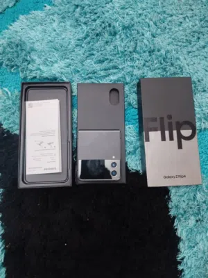Z Flip 4 جهاز بالنضافه هادي مفيش زيه شبه جديد