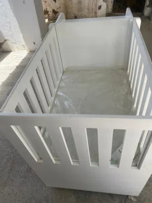 سرير لأطفال (منز)