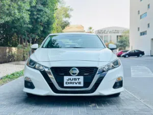Nissan altima 2019 full option with sunroof excellent condition vehicle  very neat and clean