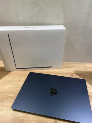 MacBook Air M2-Chip. 8 RAM. 256 SSD. 13.6-inch