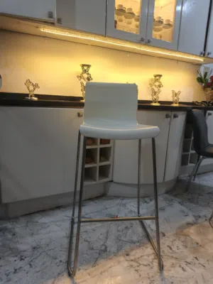 كراسي بار ikea لون ابيض طويله عدد 3