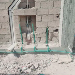 خدمات السباكة للمياه والصرف الصحي، وخدمات الكهرباء الصناعية ثلاثية الطور وأحادية الطور