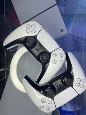 ايادي بلايستيشن 5 من مركز ومحل سوبر هاتريك للبلايستيشن طبعا بحال الوكالة وعلى الفحص playstation 5