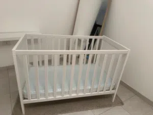 سرير اطفال نوعية sundvik من ايكيا بحالة ممتازة