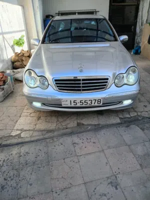 سيارة مرسيدس بنز C 200 موديل 2003 لون رمادي بحالة ممتازة للبيع