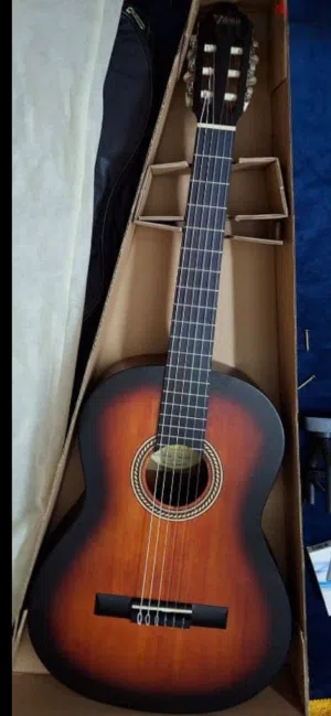 for sale Valencia guitar  للبيع قيتار فالنسيا