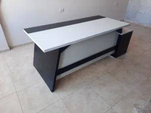 مكتب مدير مع جانبية ادراج وطاولة فقط