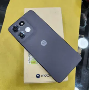moto g15 256GB.  8GB Ram بحالة الجديد معاه كرتونتو وشاحنو  75JD