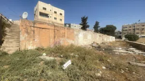 مستودع ضخم وسط مادبا قريب من شركة اورانج