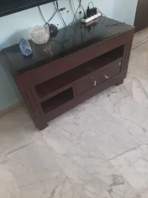 طاولة تلفزيون بحالة ممتازة