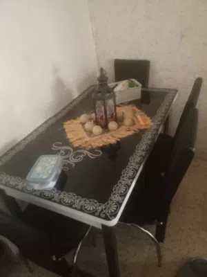 طاوله سفره نوع تركي مع اربع كراسي بحاله ممتازه وجه الطاوله قزاز تفتح نفس الحجم
