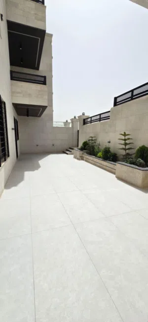 شقة مميزة للبيع في الحويطي / طريق المطار