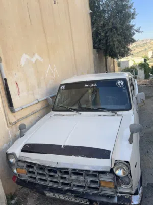 سيارة نيسان جونيور 1985 ديزل بيك اب بحالة جيدة مع هوك خلفي ومقاعد جلد