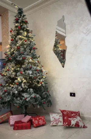 شجرة كريسماس ثلجية حديثة طولها 2.7 cm مع قاعدة أساس و30 كرات حمراء و3 جوارب كريسماس