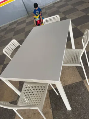 طاوله ايكيا مع اربع كراسي بحاله جيده