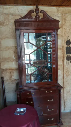 خزانة فضيات وعرض للبيع