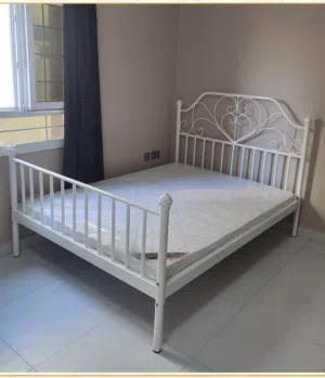سرير مع دوشق