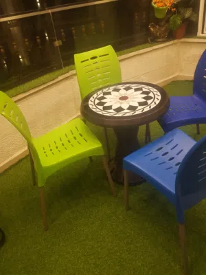 اربع كراسي بحاله جديد مع طاوله وسط بحال الوكاله استخدام بسيط جدا