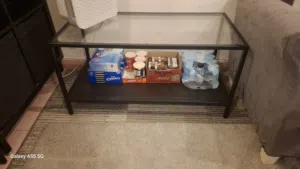 طاوله من ايكيا  بحاله ممتازه