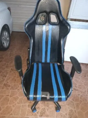 يوجد كرسي قيم بحاله ممتازة ونظيف ستعمال فتره قصيرة