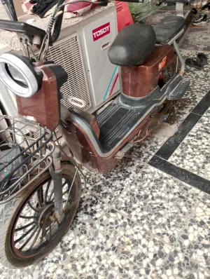 دراجة كهربائية حجم كبير عمرها اقل من سنه نظيفه جدا للبيع بالبصرة الفيحاء
