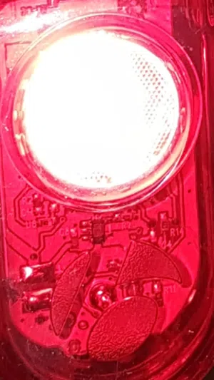 نور خلفي تريك بونتريجر ، مع الدراجات الهوائية lights وعندي أنوار بيضاء أمامية لو تحتاج