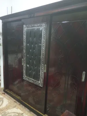غرفه نوم كامله دولاب جرار ثلاث ضرف وسرير كبير معاه المولا وسراحه بلمريا واتنين كمدينو  جاهزه
