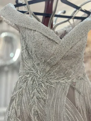 فستان سهرة فضي لامع ببطانة نهدي فاتح مميز و ثقيل يناسب اخت عروس او اخت عريس قماشته واقفة و جميلة