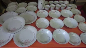 طقم صيني من النوادر بحاله الوكاله