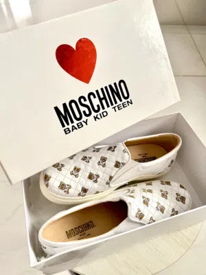 سنيكرز moschino love جديد مكان الشراء قصر الأحذية  مقاس 36