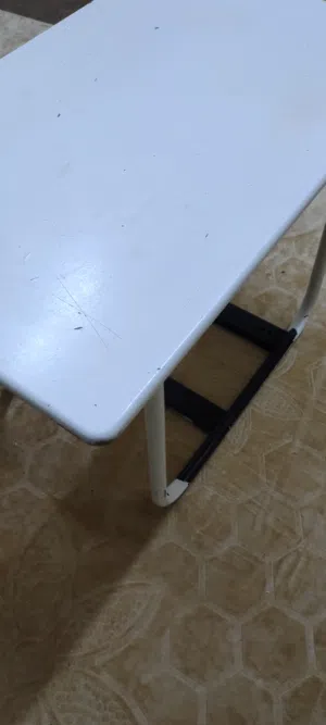 طاولة واسعة ومريحة للقيمنق او للمكتب و بي سي وغيره   مريحة بسبب وساعة مساحتها