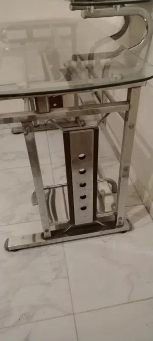 مكتب زجاج بحالة ممتازة للبيع