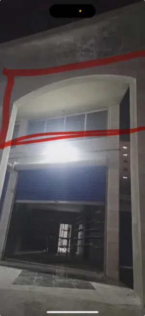 رفوف خشب للبيع ويوجد يد باب سكيوتير ويد باب وفانوس خارجي للبيت