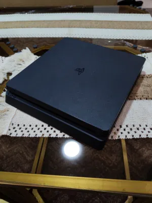 بلايستيشن 4 مستعمل بحالة ممتازة + 3 يدات اصليات + سي دي ماينكرافت  التفاصيل بالوصف، (قابل للتفاوض).