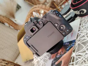 Canon 200d بحالة الجديده مع الكفاله