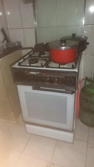 غاز نظيف كلشي في شغال +جرة غاز ساعة وبربيش ومروحة شغالة جديدة +خزانةة للبيع بداعي السفر الي ببخس لا
