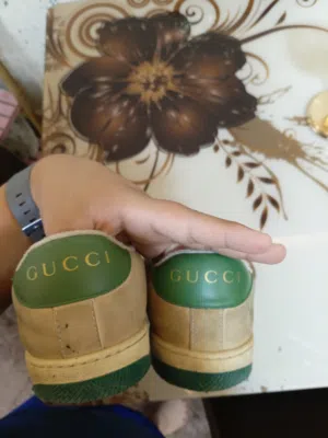 حذاء قوتشي سنكرز اصلي مستعمل بس نضيف