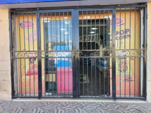 باب حماية قفص للمحلات بحالة ممتازة