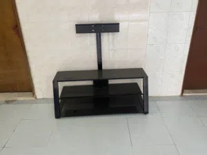 طاولة مع حامل شاشه