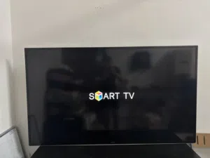 للبيع المستعجل: تلفزيون سامسونج ذكي (Smart TV) مقاس 60 بوصة + حامل جداري مجاناً بسعر 60 ريال عماني