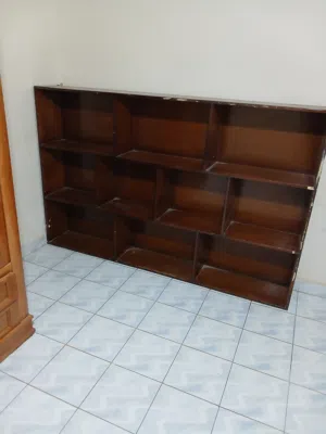 رفوف ومكتبه تنفع لاصحاب المحلات ومرايا طويله