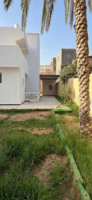 مبني للايجار الخدامي في السبعه يمشي مدرسه مقر عاملات او شركه