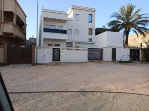 فيلا سكنية للبيع في سوق الجمعة شارع الكنار تشطيب حديث دورين سعر ممتاز