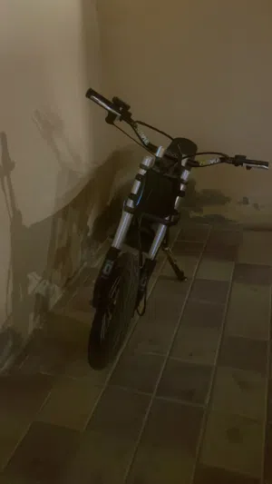سكوتر كوقو وش01 عليه تاير شارع و بطاريه تفصيل 60فولت و لونه ابيض واسود مبدل سكان و السكوتر نضيف