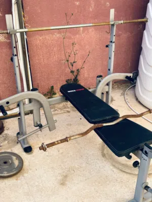 بنش عريض مع بارات وأوزان