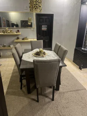 طاوله بحاله ممتازه لا يوجد اي تكسير للبيع