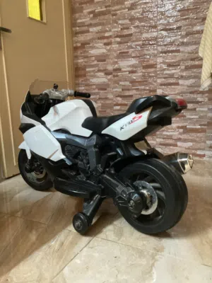 دراجة أطفال كهرباء – شبه جديدة وبحالة ممتازة