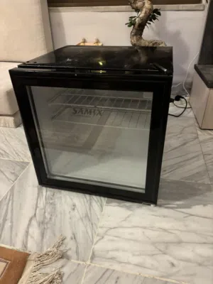 ثلاجة صغيرة (ميني بار) بحالة ممتازة - ماركة SAMIX Mini Bar - واجهة زجاجية