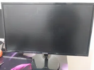 شاشه نوع سامسونغ حجم 24 انش مداخل HDMI & VGA بحال الوكاله