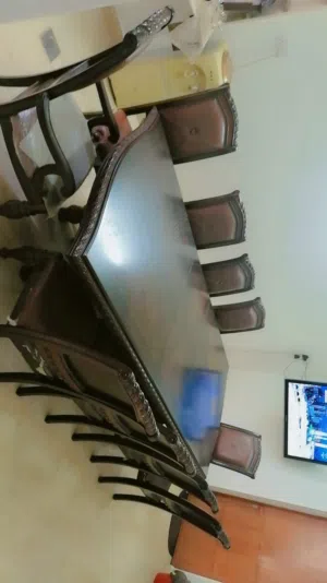 طاولة طعام خشبية راقية وشبه جديدة للبيع